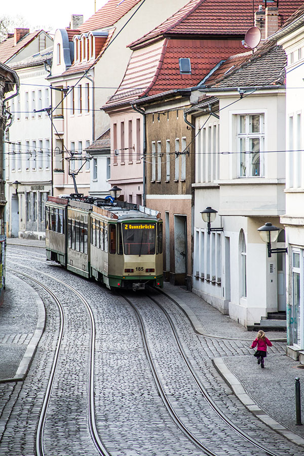 Foto, Brandenburg an der Havel, Mädchen rennt zur Straßenbahn