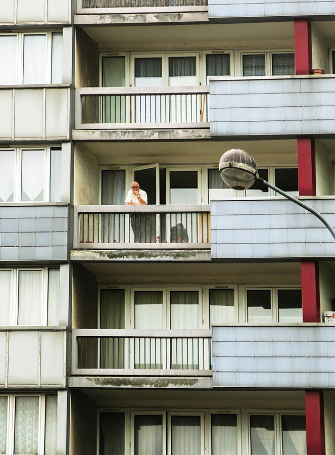 Foto, Frankreich, Mann steht auf dem Balkon