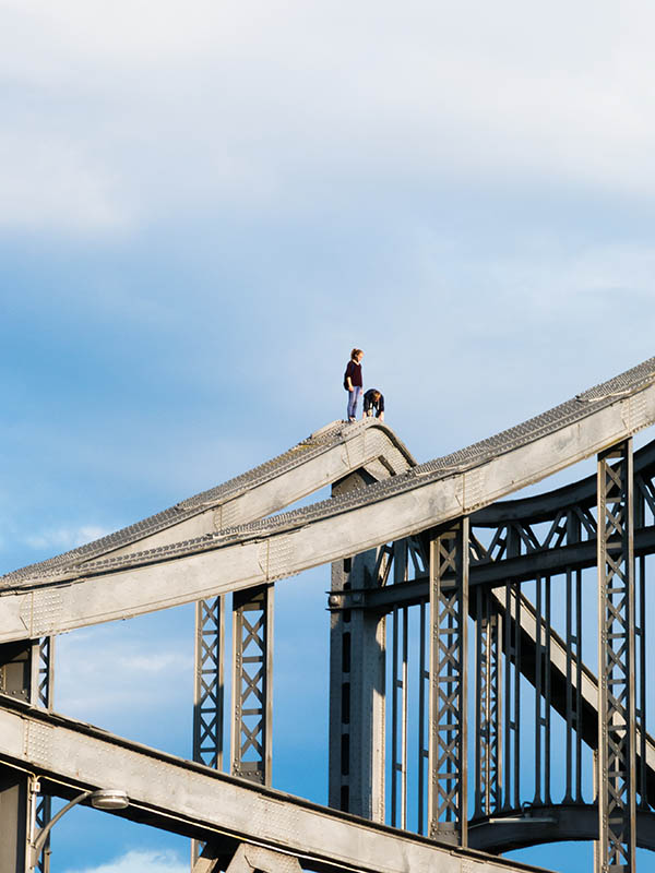 Jugendliche auf einer Brücke