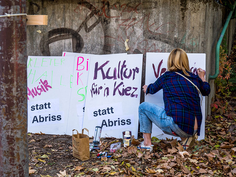 Foto: Frau schreibt Protestplakate