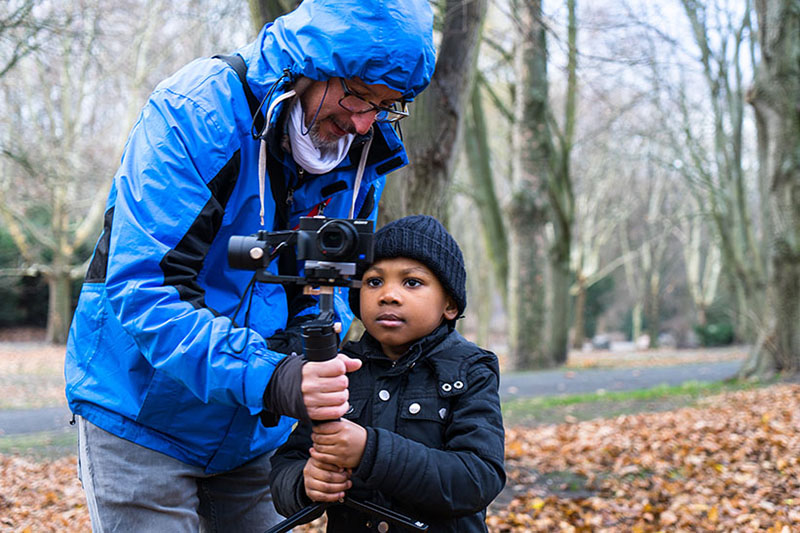 Enkidu Leyendecker zeigt einem Jungen, wie man filmt