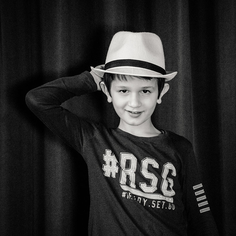 schwarz-weiß-Foto: Junge mit Hut