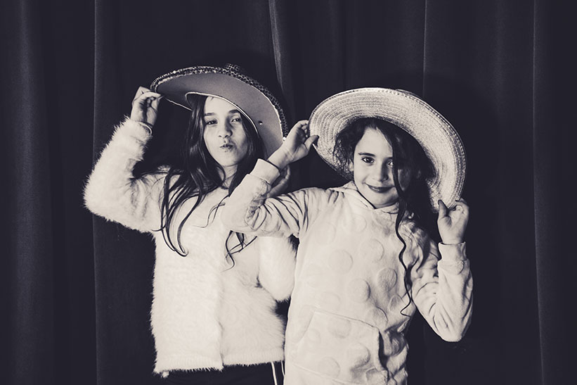 schwarz-weiß-Foto: zwei Mädchen mit Hüten