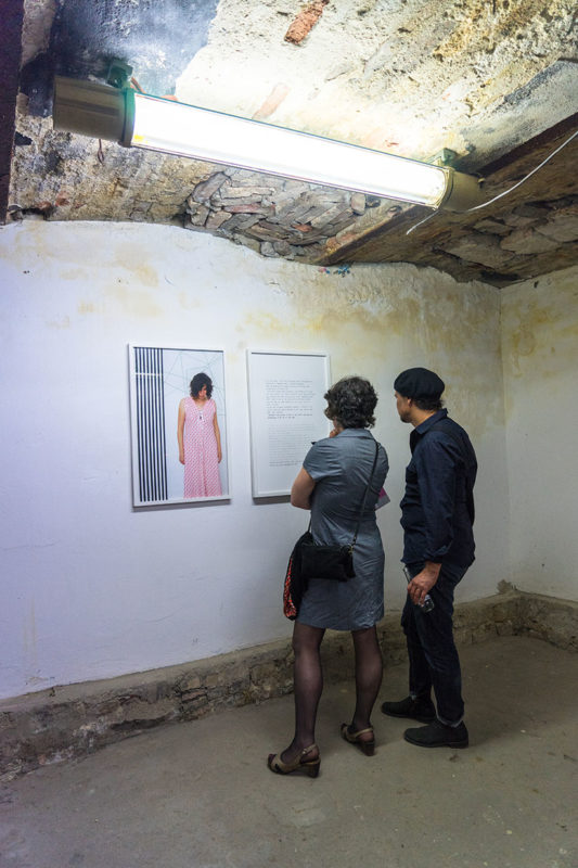 Besucher betrachten Kunstwerk