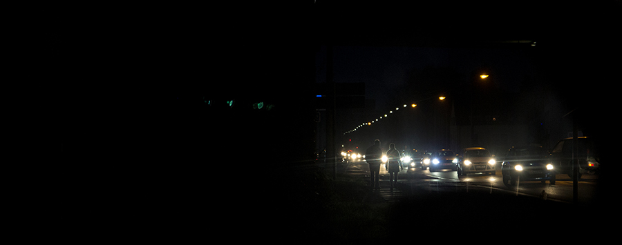 nachts an einer viel befahrenen Straße
