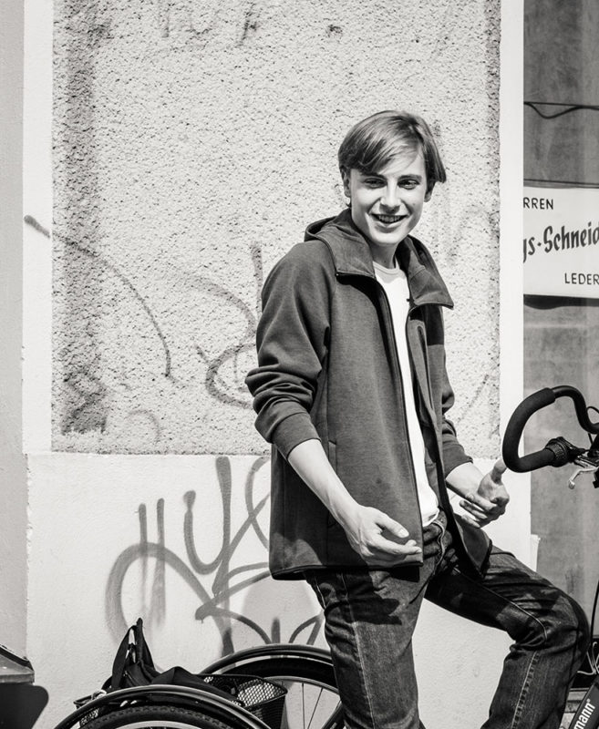 sw-Foto: junger Mann auf Rad
