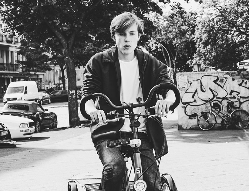 sw-Foto Teenager auf Dreirad