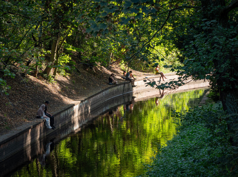 Menschen sitzen am Fluss