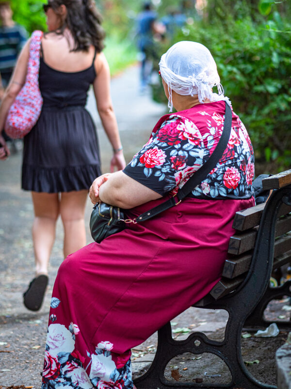 Frau sitzt auf Sitzbank