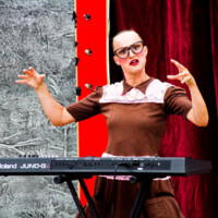 Collectihihihif beim Straßentheaterfestival "Berlin lacht!", auf dem Berliner Alexanderplatz, 2012 Foto: Sulamith Sallmann