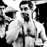 Ramshacklicious bei "Berlin lacht", Mauerpark, 2008 Mann macht komische Sachen