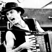 Ramshacklicious bei "Berlin lacht", Mauerpark, 2008 Mann singt und spielt Akordeon